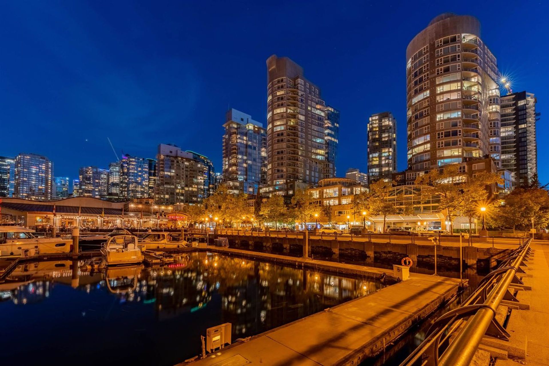 560-cardero-street-coal-harbour-vancouver-west-01