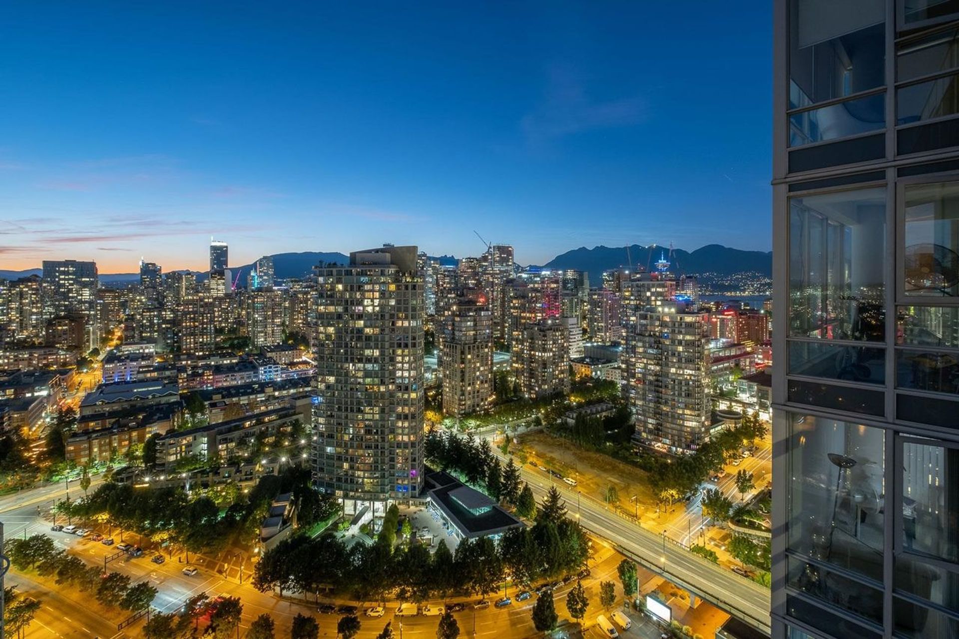 1033-marinaside-crescent-yaletown-vancouver-west-12