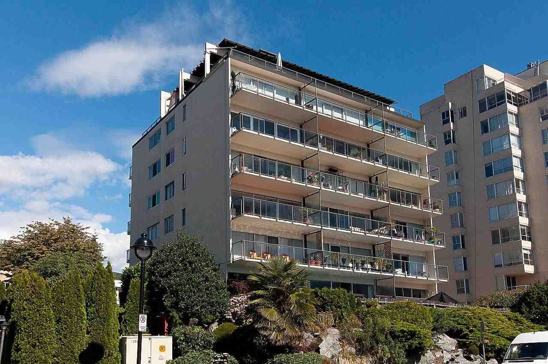 1845-bellevue-avenue-ambleside-west-vancouver-02