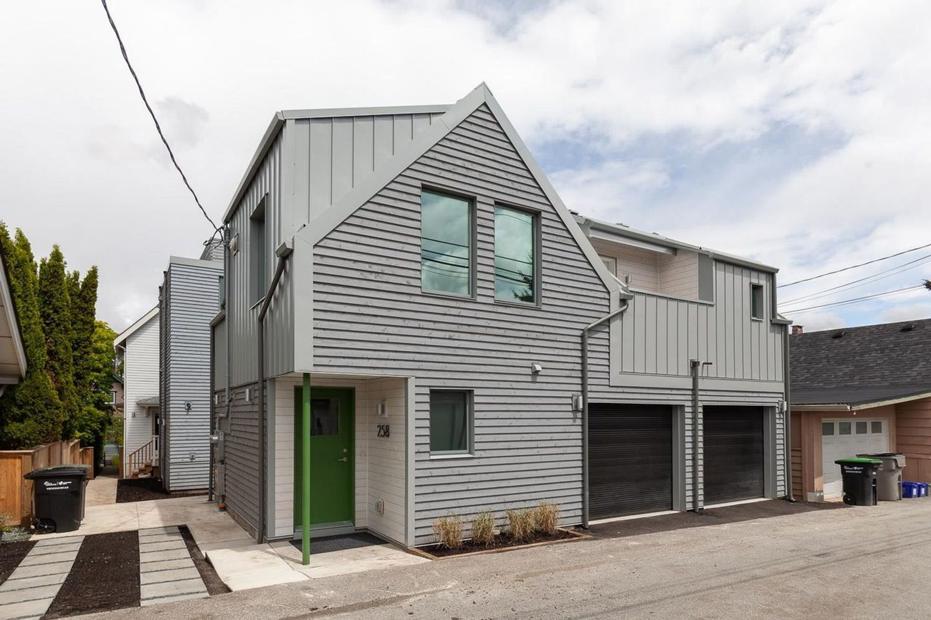 258-e-17th-avenue-main-vancouver-east-01