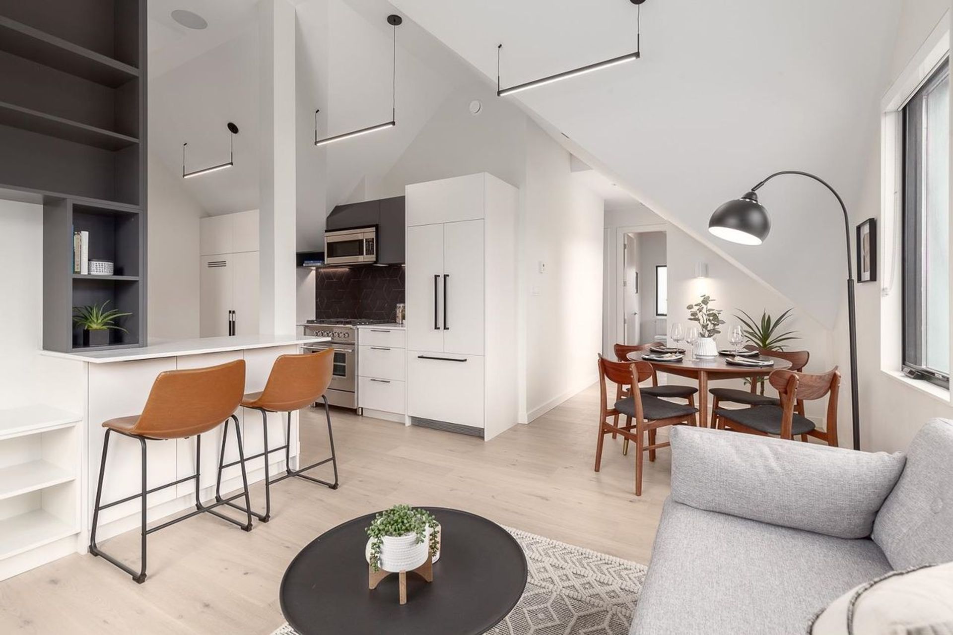 258-e-17th-avenue-main-vancouver-east-02