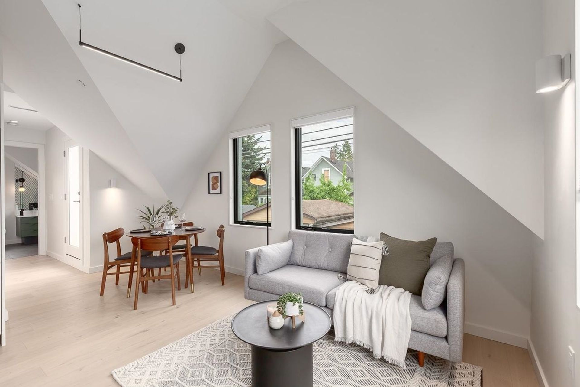 258-e-17th-avenue-main-vancouver-east-03