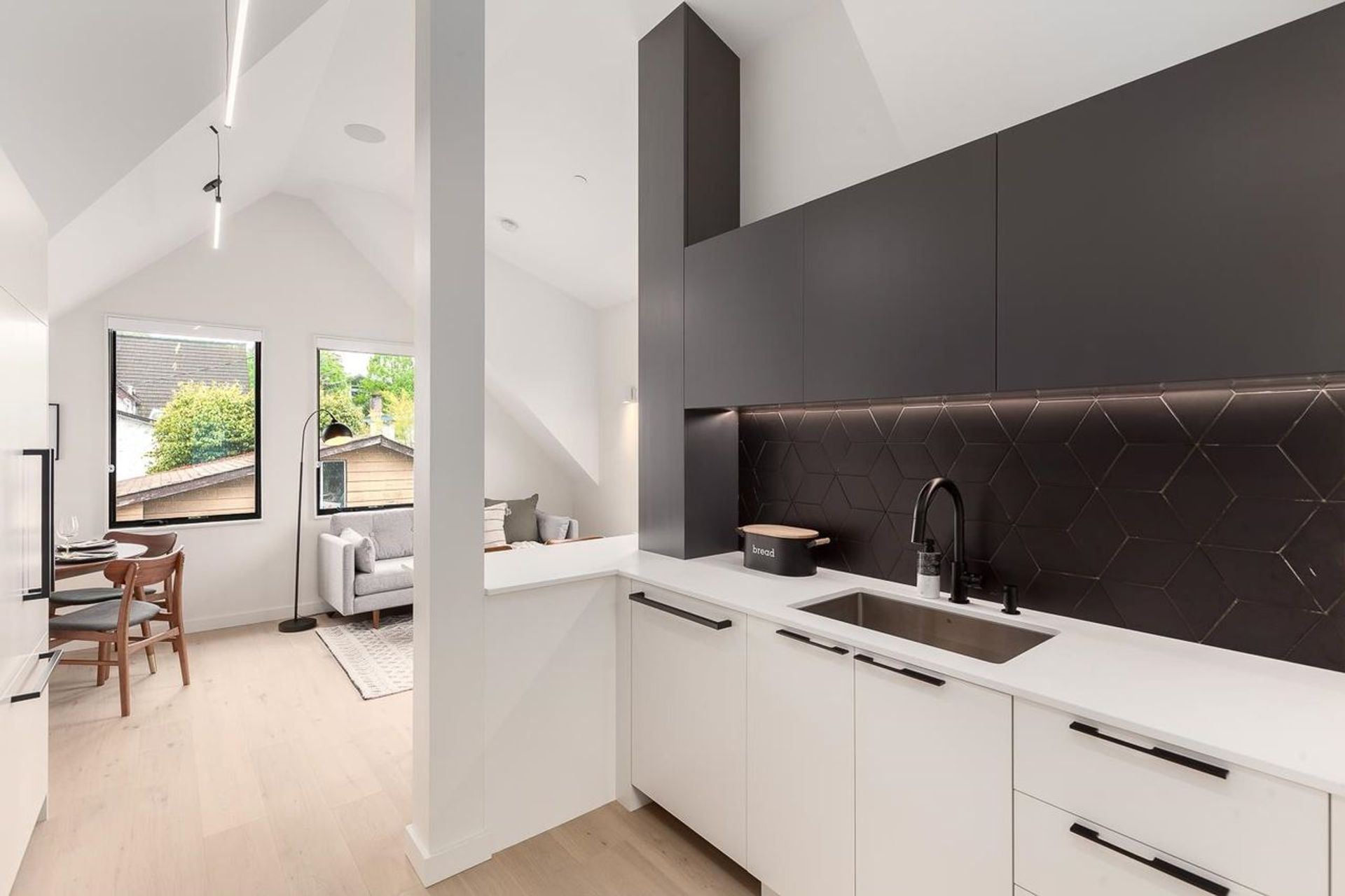 258-e-17th-avenue-main-vancouver-east-05