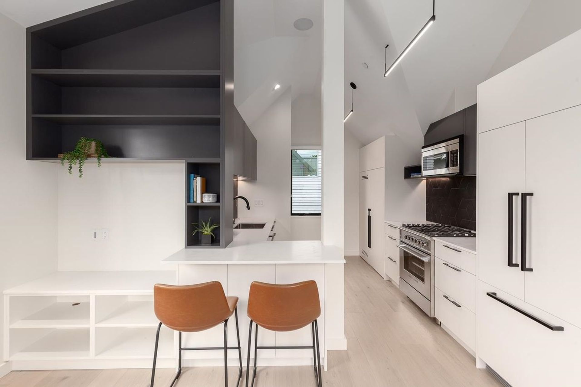 258-e-17th-avenue-main-vancouver-east-06