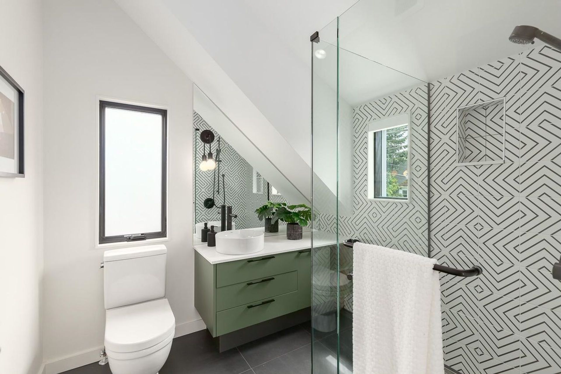 258-e-17th-avenue-main-vancouver-east-12