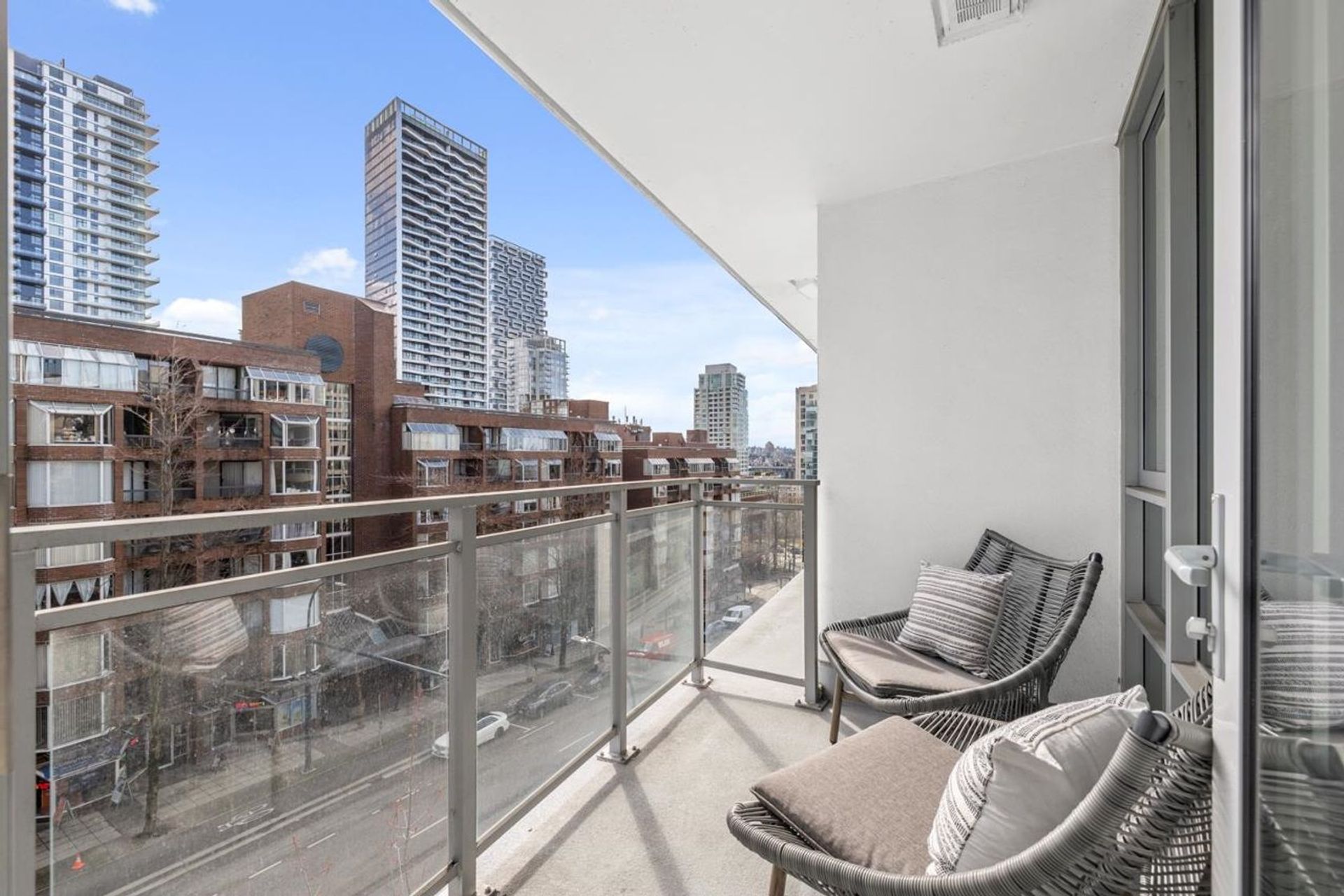 1009-harwood-street-west-end-vw-vancouver-west-14