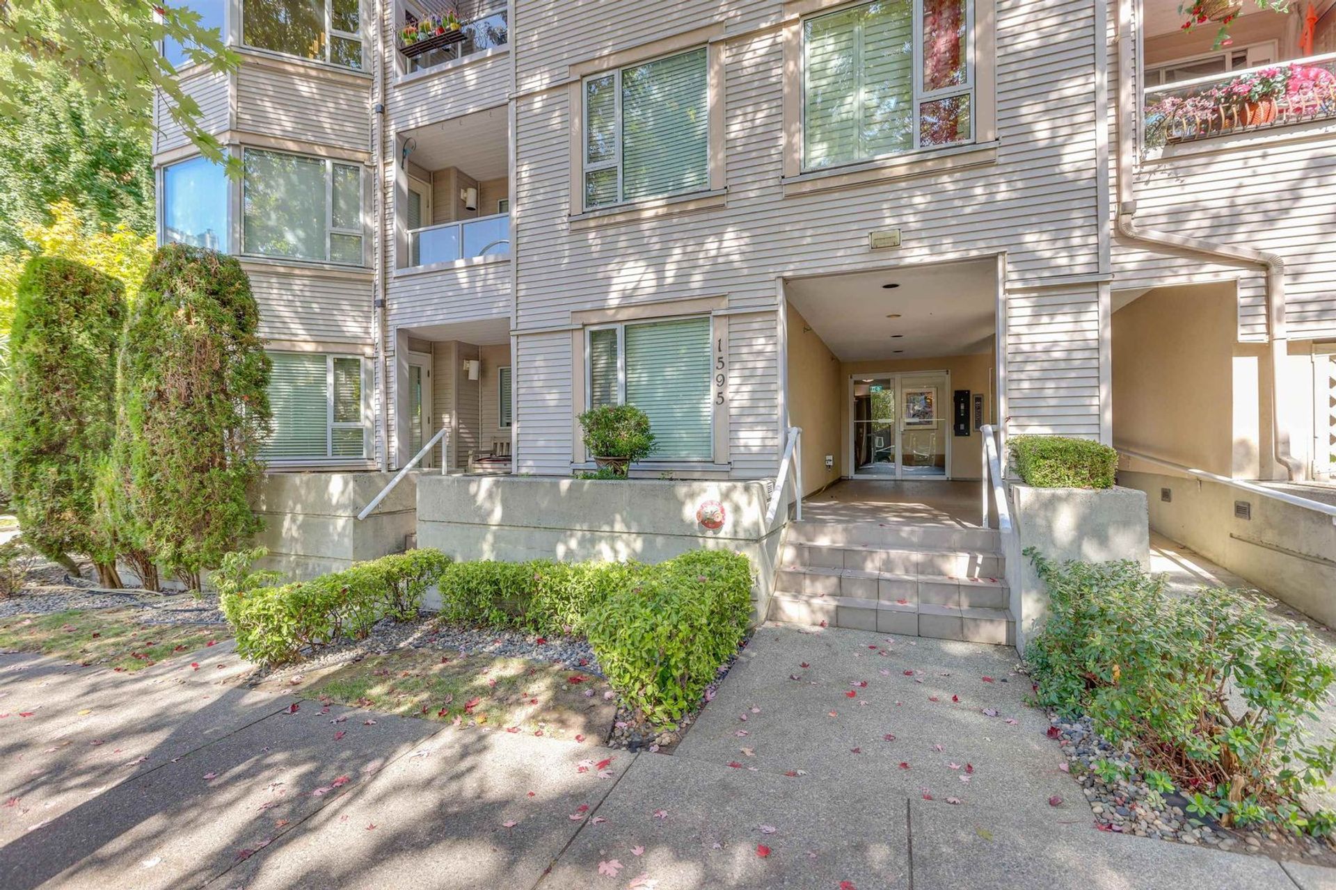 1595-barclay-street-west-end-vw-vancouver-west-24