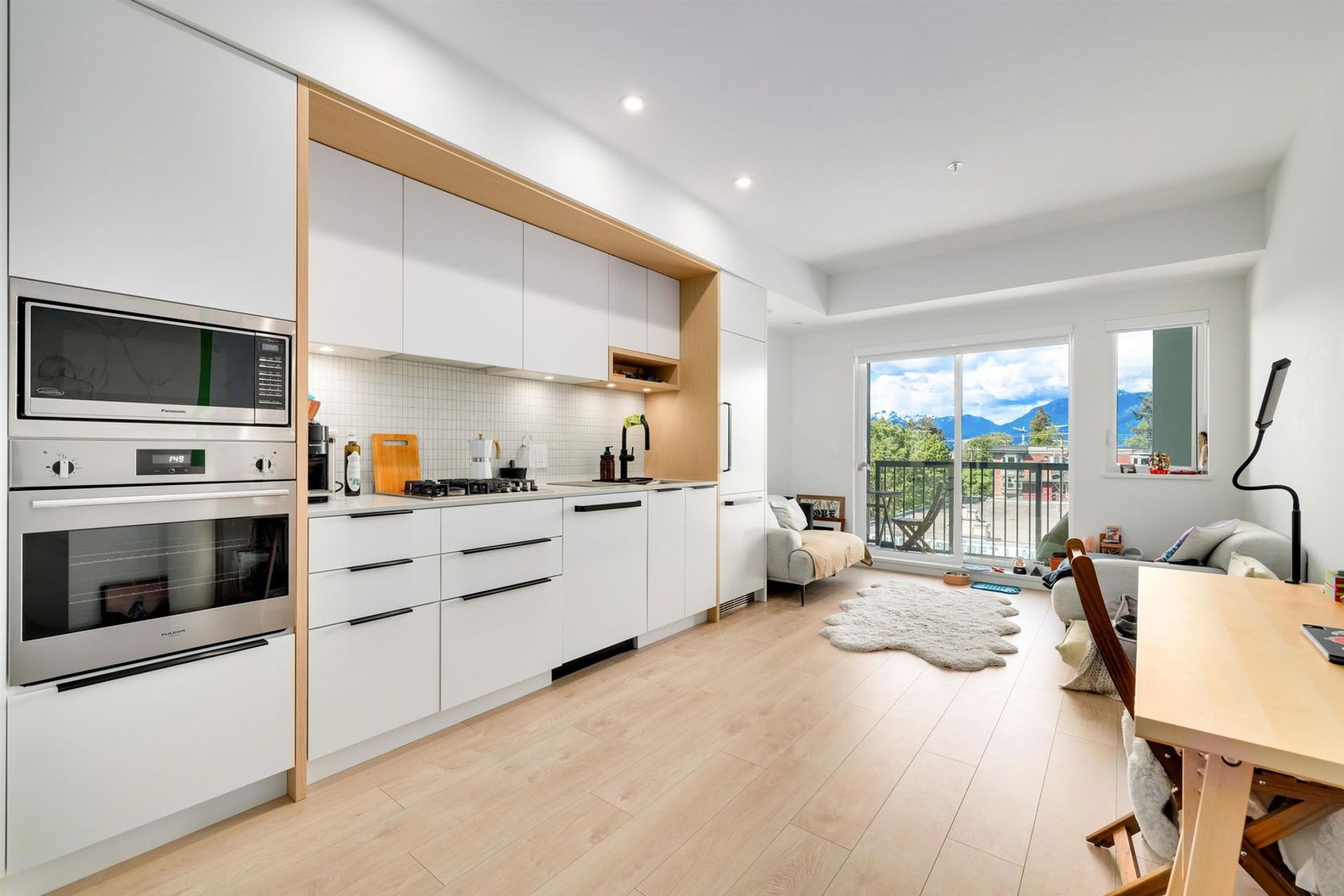 2520-guelph-street-mount-pleasant-ve-vancouver-east-03