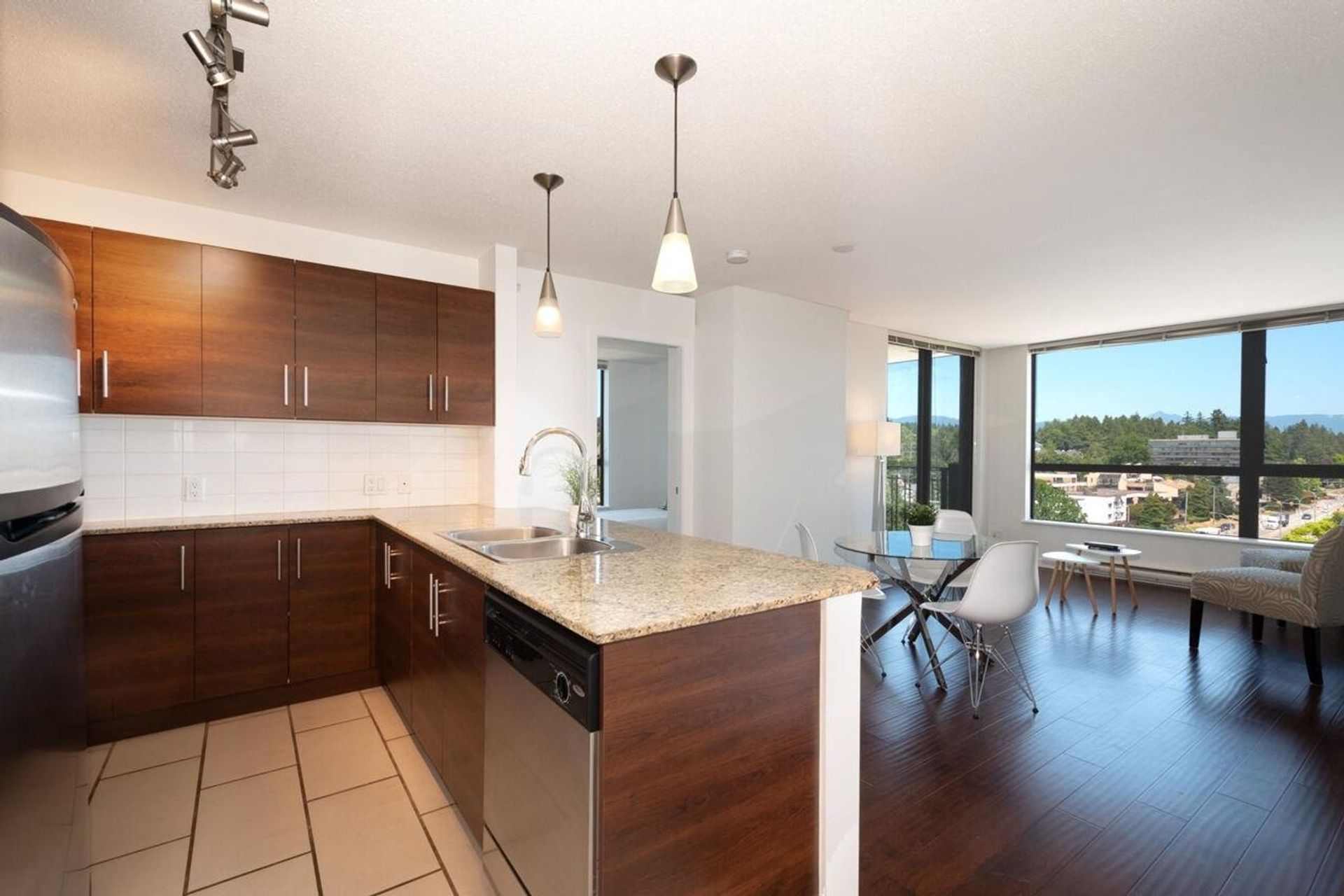 814-royal-avenue-downtown-nw-new-westminster-10