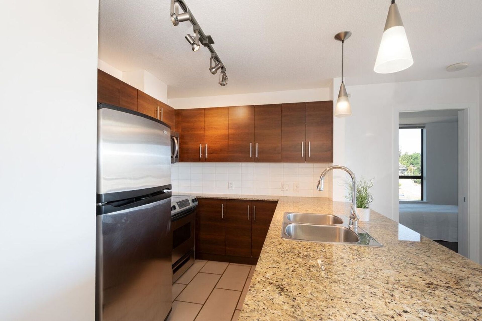 814-royal-avenue-downtown-nw-new-westminster-11