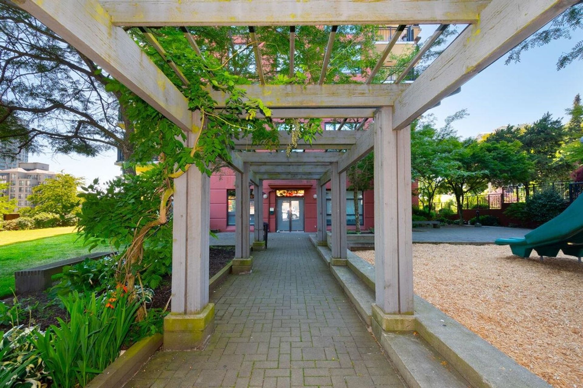 814-royal-avenue-downtown-nw-new-westminster-40