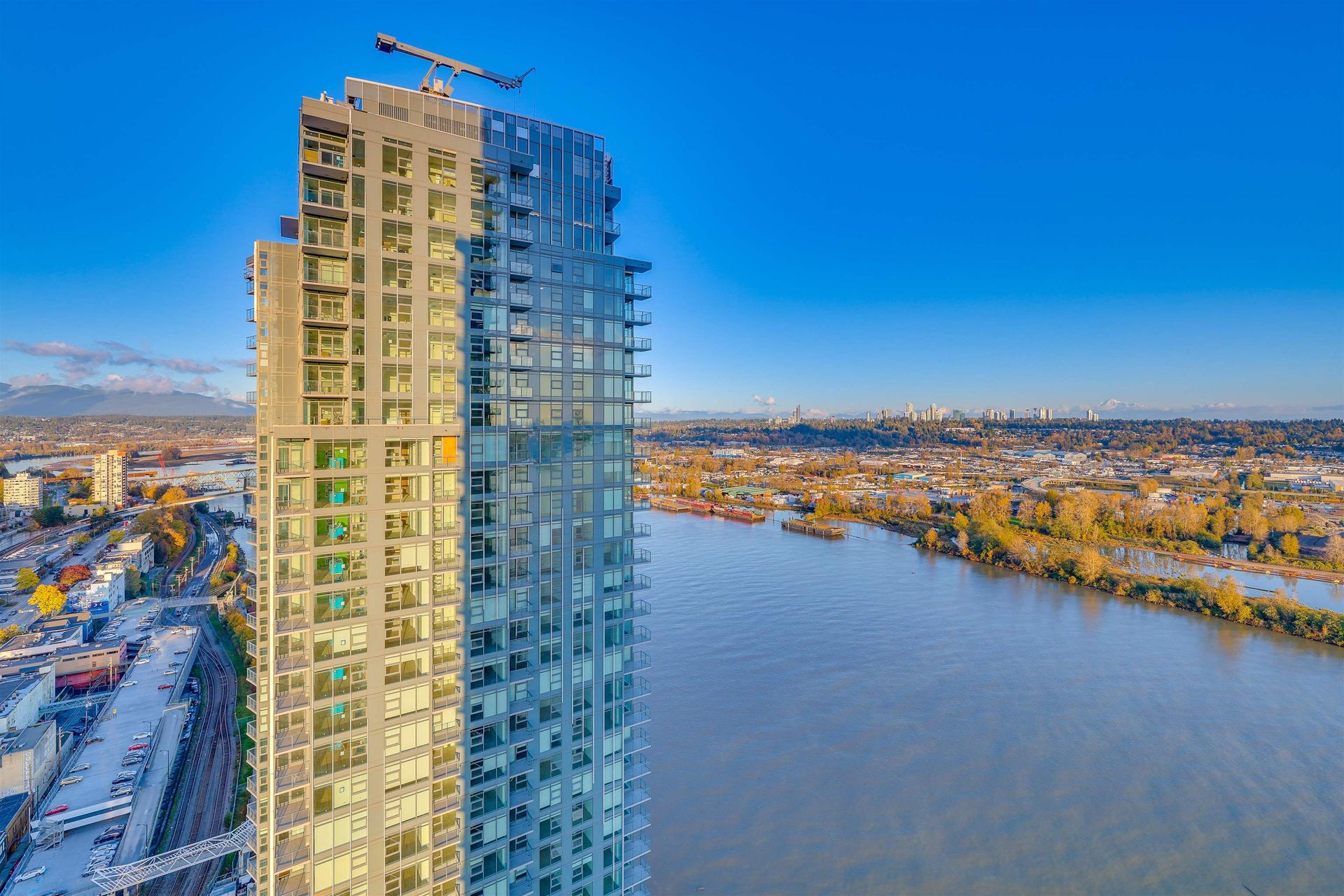 680-quayside-drive-quay-new-westminster-01