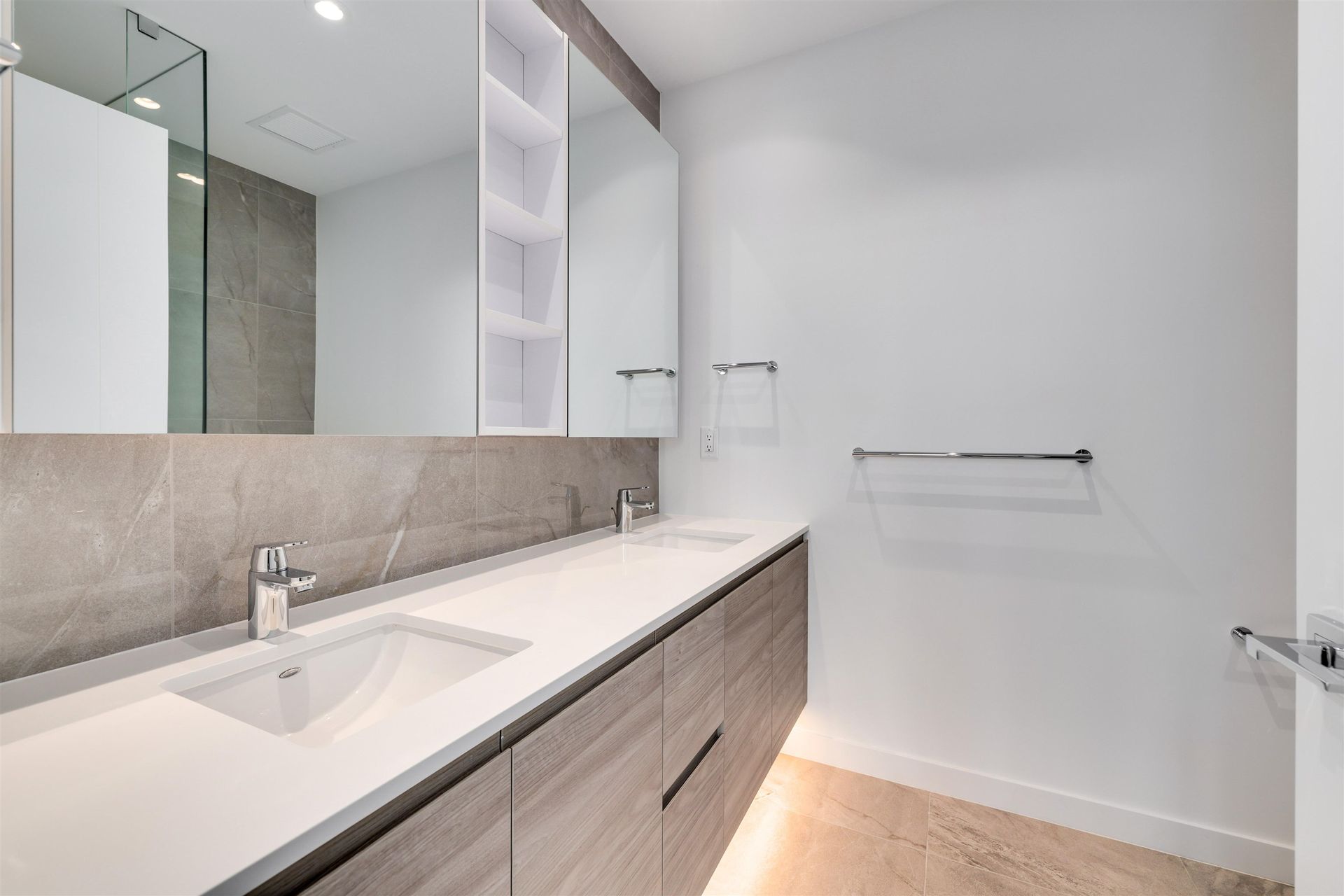 680-quayside-drive-quay-new-westminster-18