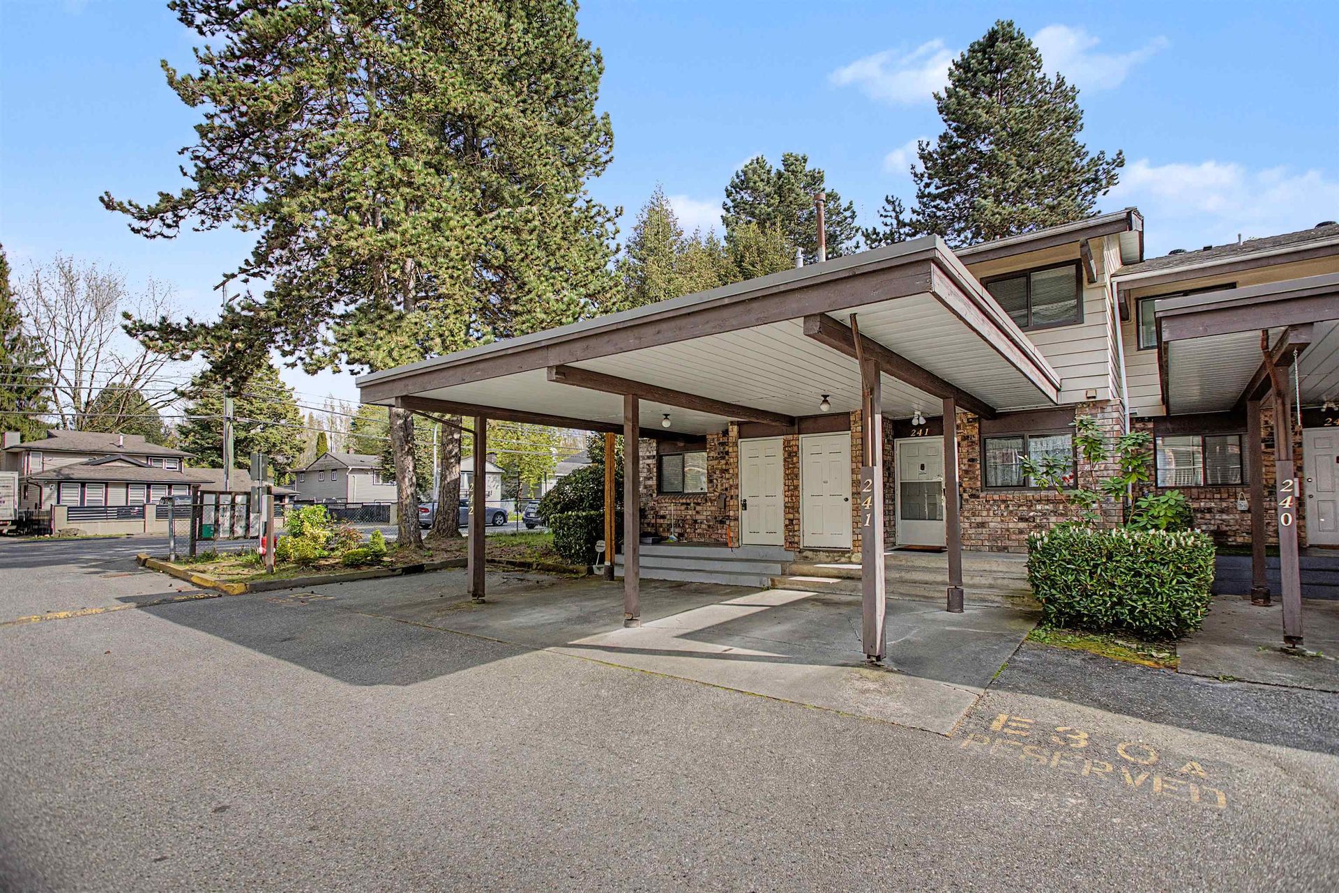 7447-140-street-east-newton-surrey-01