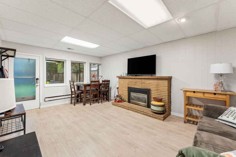 27 at 1187 W 23rd Street, Pemberton Heights, North Vancouver