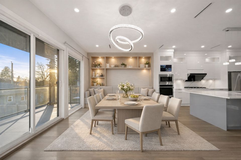 dining at 253 W 18th Street, Central Lonsdale, North Vancouver