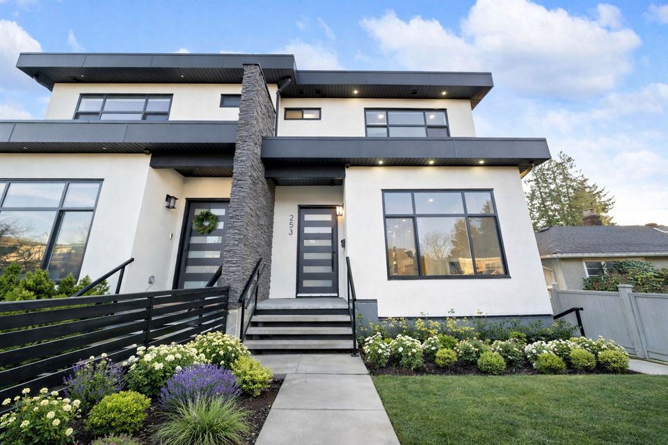 entry at 253 W 18th Street, Central Lonsdale, North Vancouver