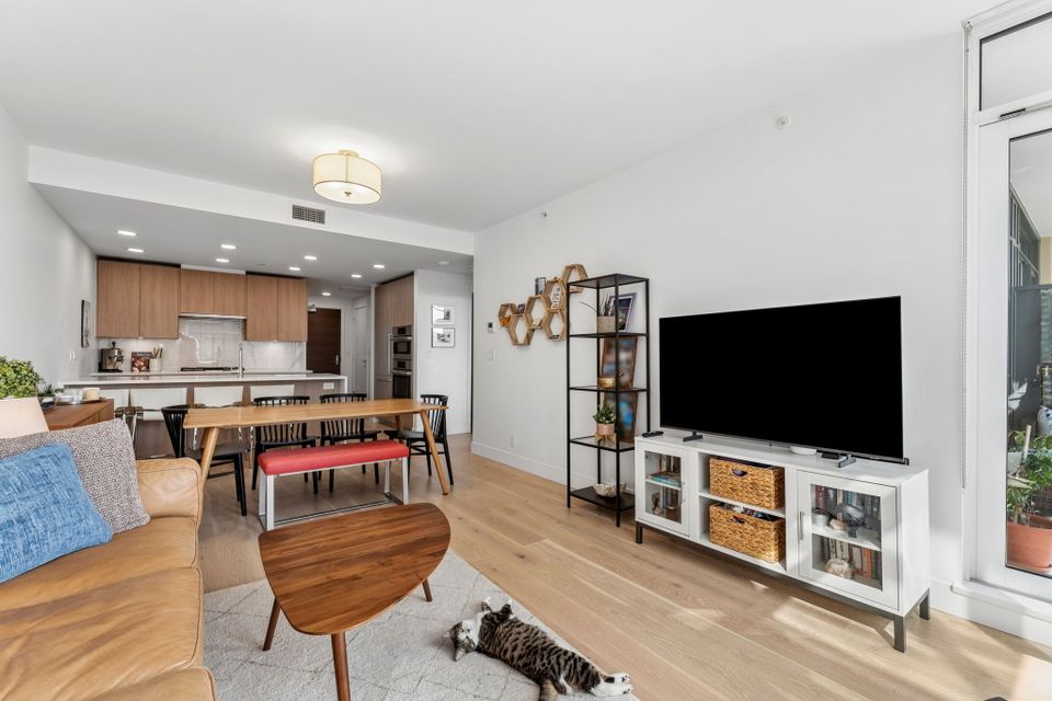 11-web-or-mls-11 at 403 - 2780 Valley Centre Avenue, Lynn Valley, North Vancouver