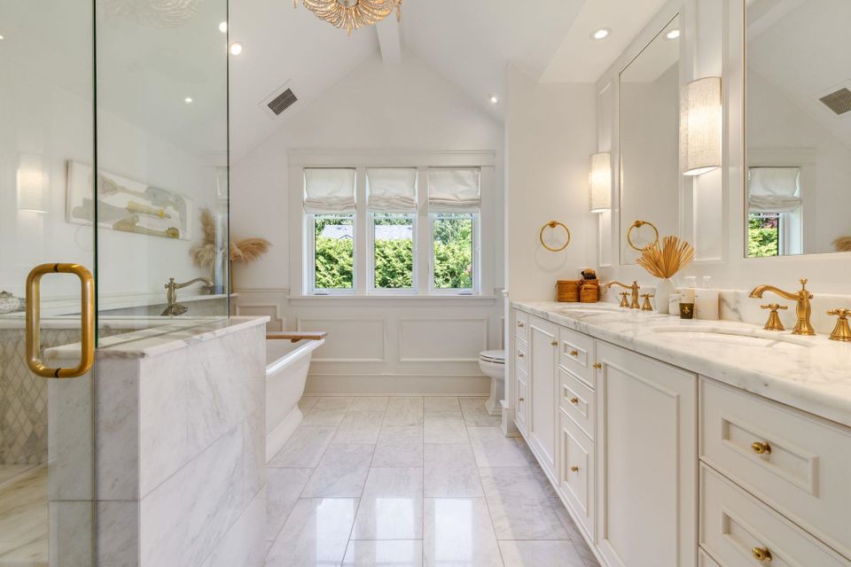 263144870-38983848-5b3c-443d-9c45-22ce6a30aa13 at 360 E Windsor Road, Upper Lonsdale, North Vancouver