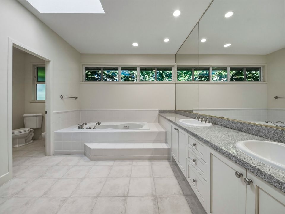 13a-1 at 6231 Taylor Drive, West Vancouver