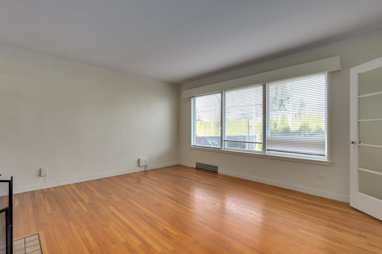 509-e-keith-road-queensbury-north-vancouver-03 at 509 E Keith Road, Queensbury, North Vancouver