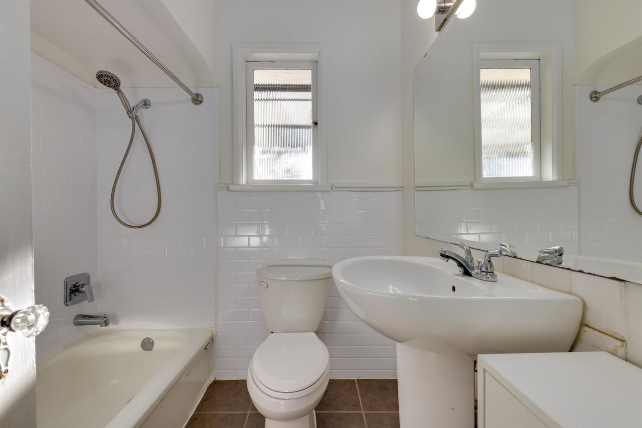 509-e-keith-road-queensbury-north-vancouver-17 at 509 E Keith Road, Queensbury, North Vancouver