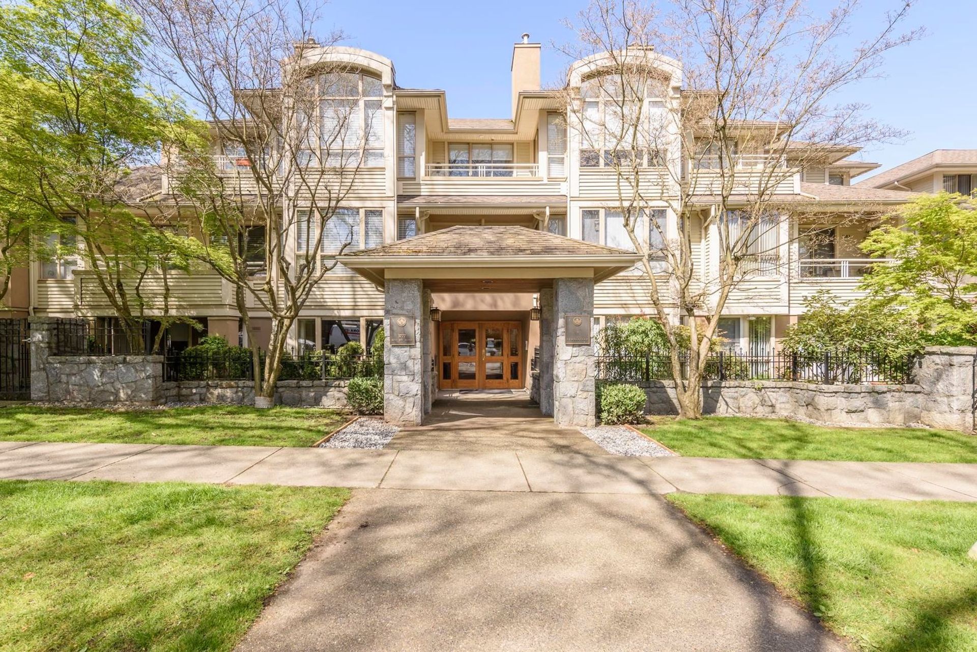 111 - 3777 West 8th Avenue, Point Grey, Vancouver West photo number 1 111 - 3777 West 8th Avenue, Point Grey, Vancouver West photo number 1