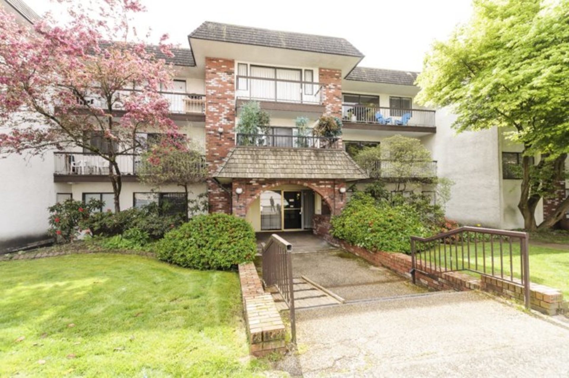 307 - 2040 Cornwall Avenue, Kitsilano, Vancouver West photo number 1 307 - 2040 Cornwall Avenue, Kitsilano, Vancouver West photo number 1