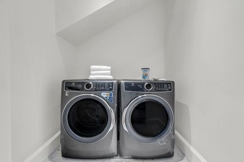 realty-studios-real-estate-photography-unit-four-23 at 4090 Maple Crescent