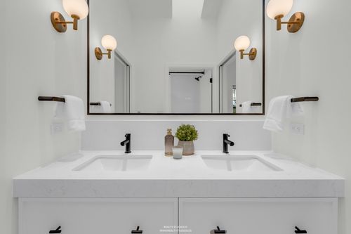 realty-studios-real-estate-photography-unit-four-41 at 4090 Maple Crescent