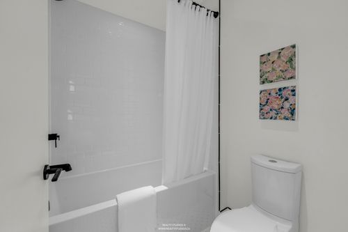 realty-studios-real-estate-photography-unit-four-43 at 4090 Maple Crescent