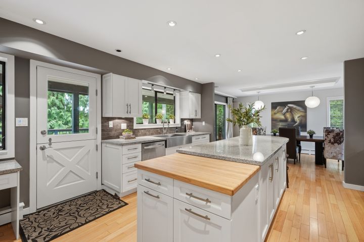 022_a7v09751 at 2261 Hill Drive, Blueridge NV, North Vancouver