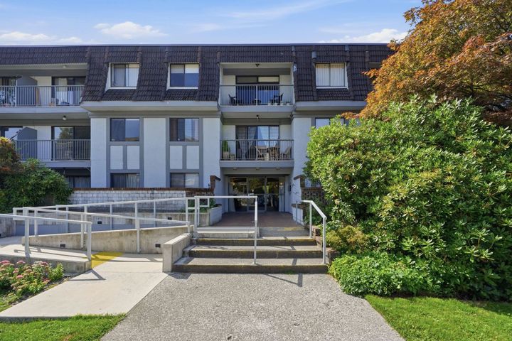 275-w-2nd-street-lower-lonsdale-north-vancouver-01 at 305 - 275 W 2nd Street, Lower Lonsdale, North Vancouver