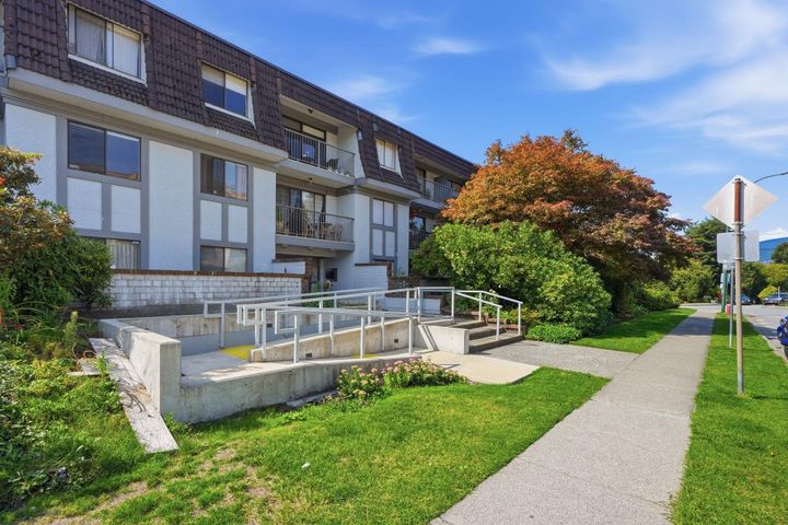 275-w-2nd-street-lower-lonsdale-north-vancouver-03 at 305 - 275 W 2nd Street, Lower Lonsdale, North Vancouver