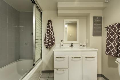 Bath - Down 24 at 438 17th Street, Central Lonsdale, North Vancouver Bath - Down 24 at 438 17th Street, Central Lonsdale, North Vancouver