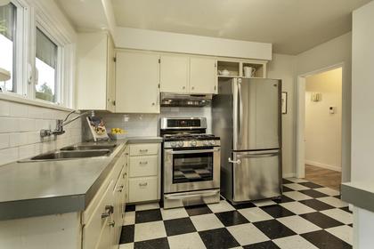 Kitchen 16 at 438 17th Street, Central Lonsdale, North Vancouver Kitchen 16 at 438 17th Street, Central Lonsdale, North Vancouver