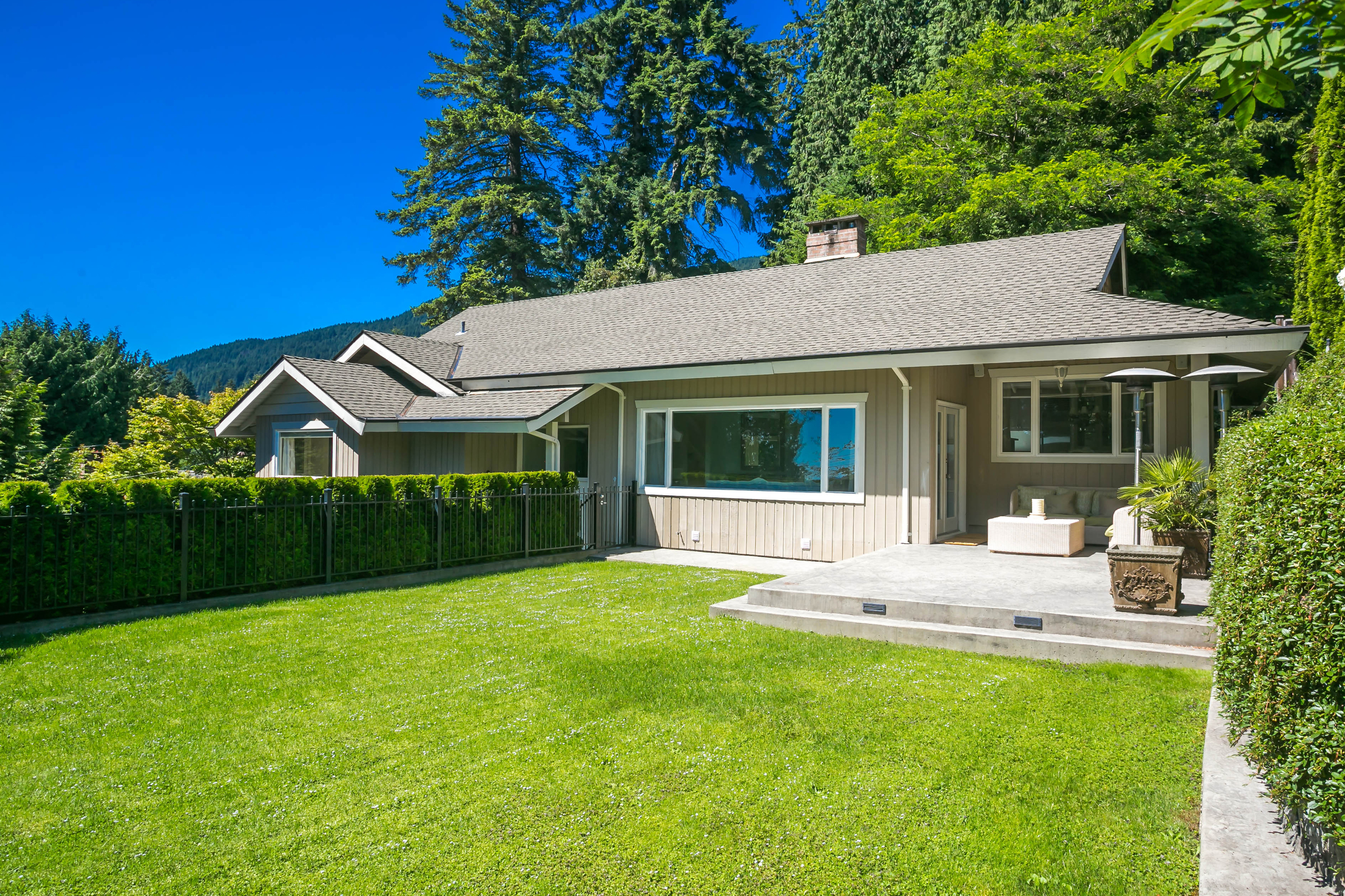 2655 Palmerston Avenue, Dundarave, West Vancouver  by www.devonowen.com 2655 Palmerston Avenue, Dundarave, West Vancouver