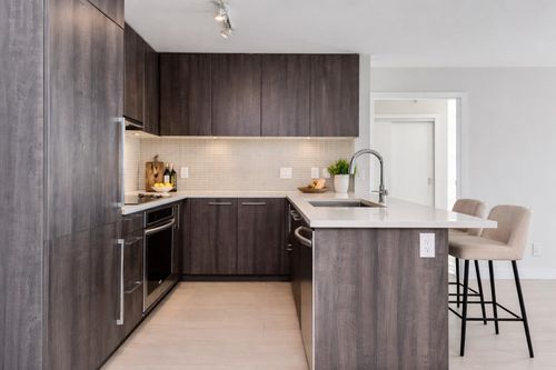 668-columbia-street-quay-new-westminster-10 at 