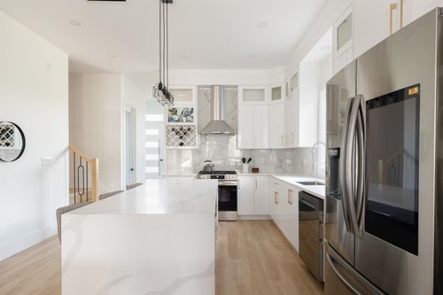 122-eighth-avenue-glenbrooke-north-new-westminster-03 at 