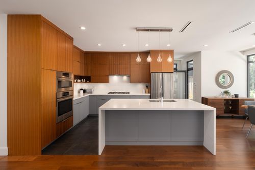 812-e-6th-street-queensbury-north-vancouver-02 at 