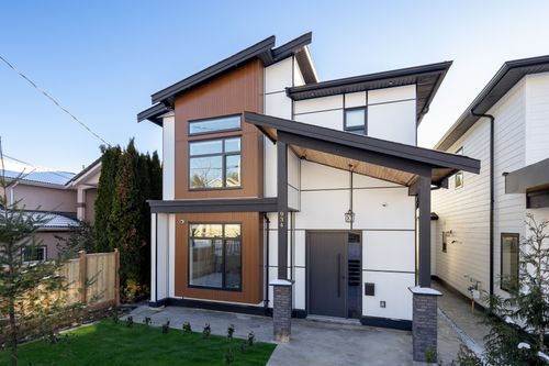 934-walls-avenue-coquitlam-360hometours-02sgrass at  934-walls-avenue-coquitlam-360hometours-02sgrass at