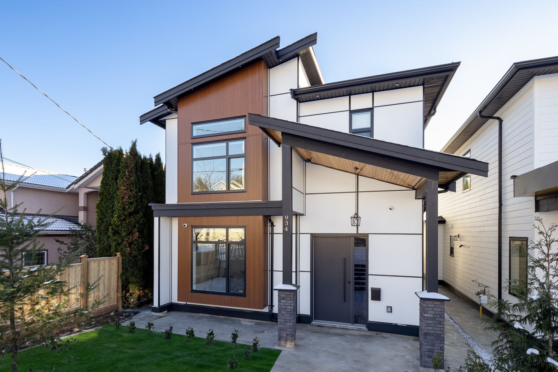 934-walls-avenue-coquitlam-360hometours-02sgrass at  934-walls-avenue-coquitlam-360hometours-02sgrass at