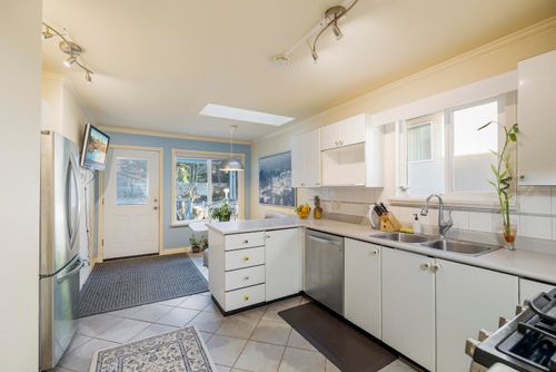 538-w-25th-street-upper-lonsdale-north-vancouver-02 at 