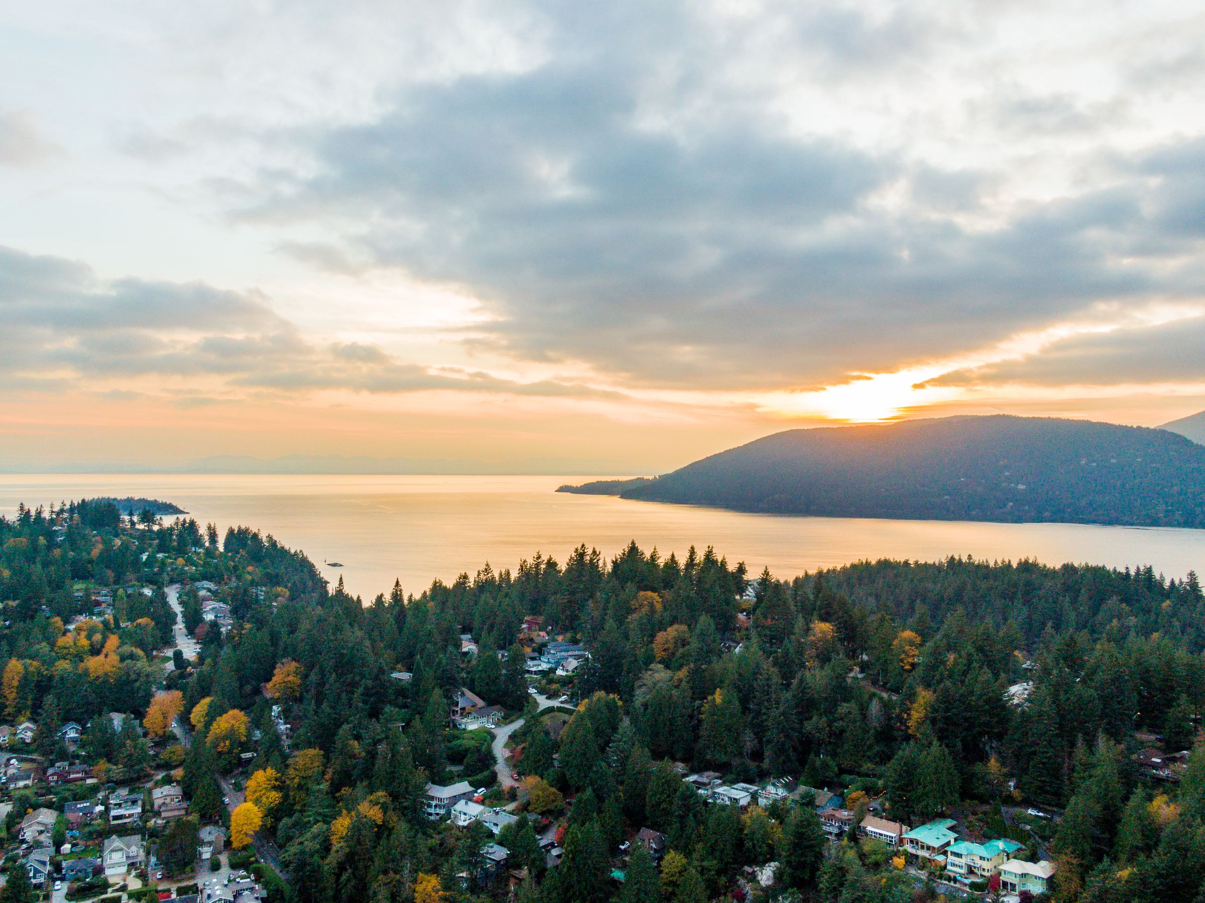 at 6476 Bay Street, Horseshoe Bay WV, West Vancouver