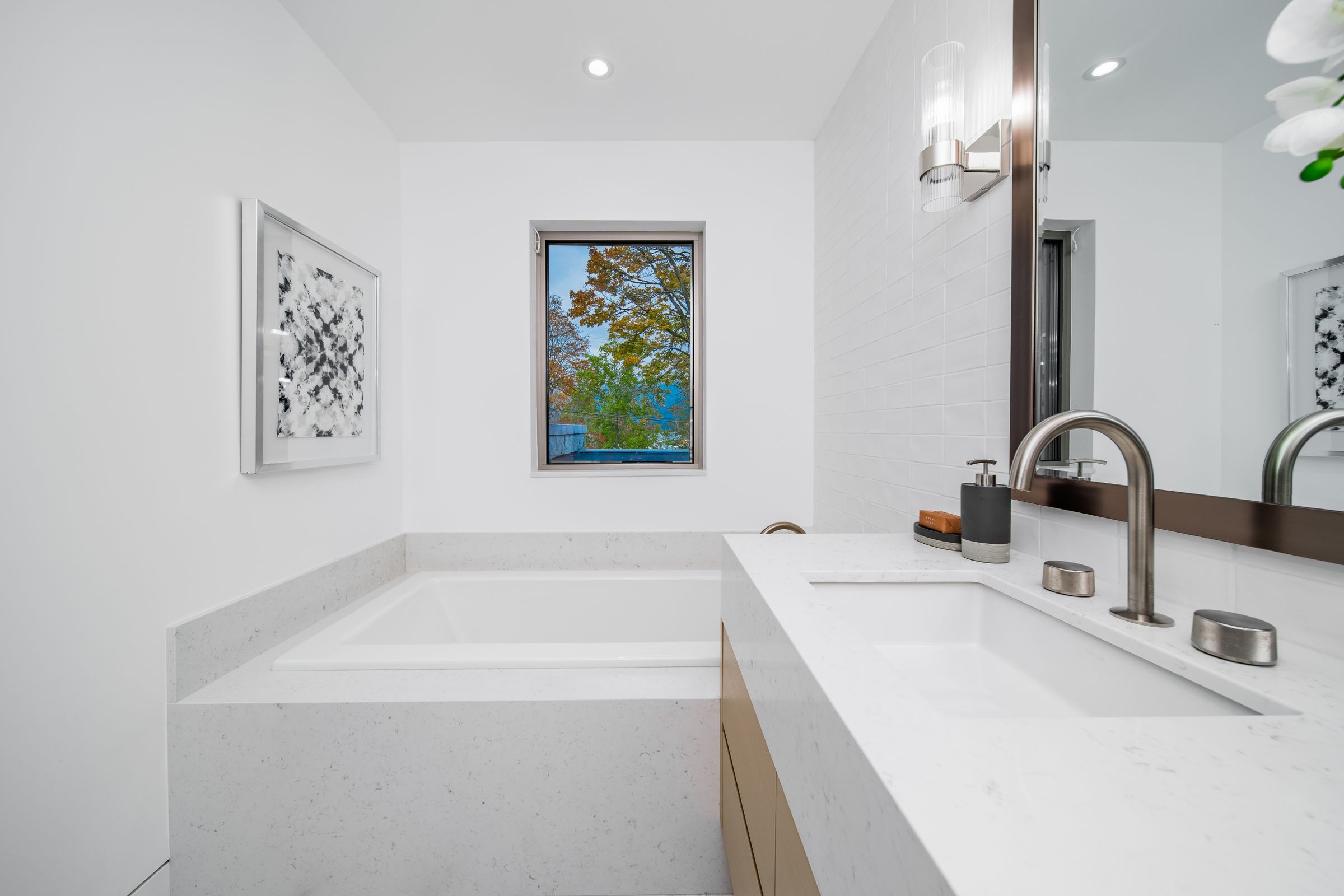 at 6478 Bay Street, Horseshoe Bay WV, West Vancouver