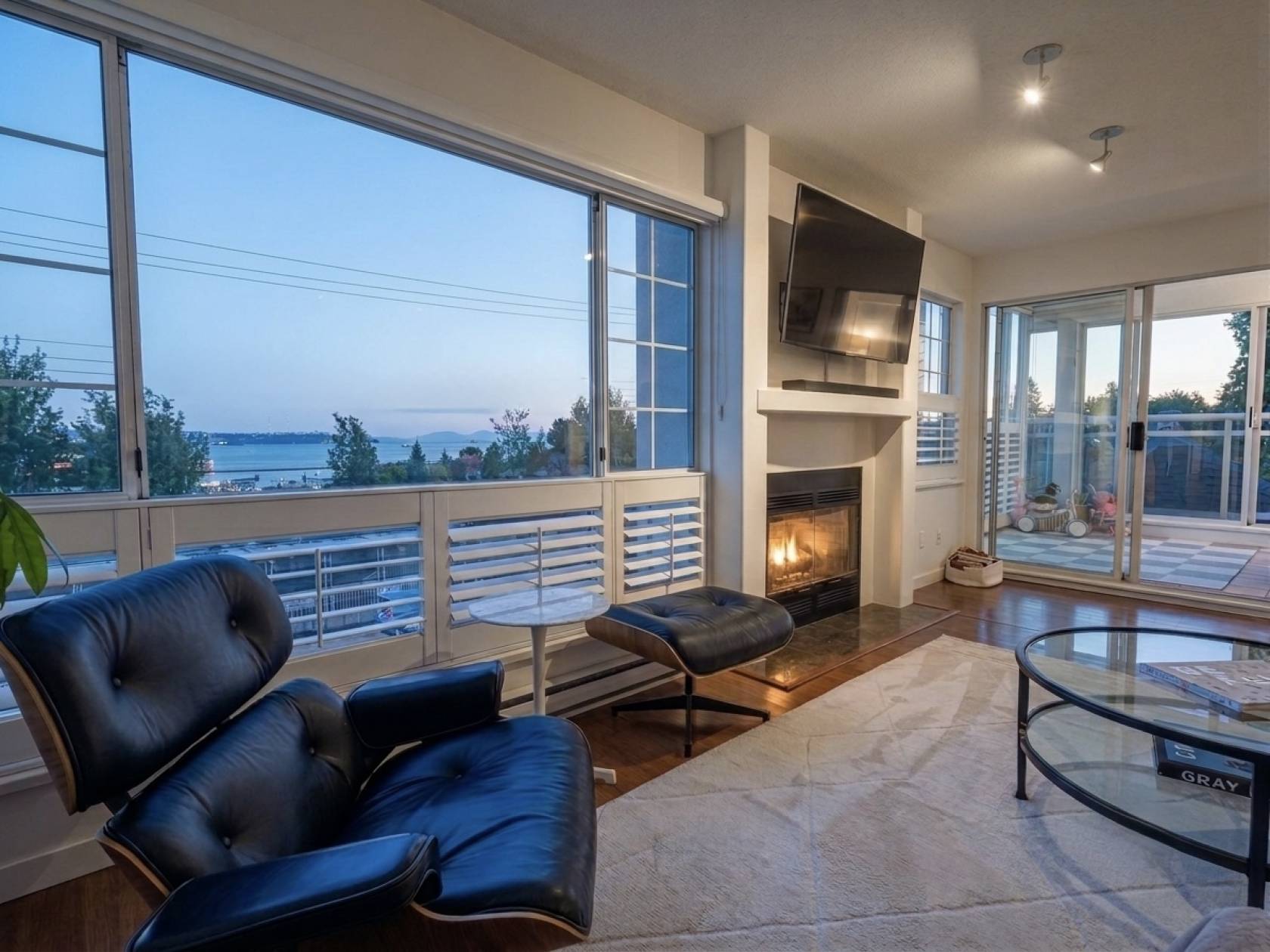 202 - 2440 Haywood Avenue, Dundarave, West Vancouver 2