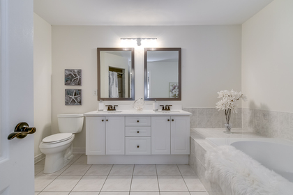 Master Ensuite - 4816 Saint Martin Mews, Mississauga - Elite3 & Team at 4816 St Martin Mews, Churchill Meadows, Mississauga