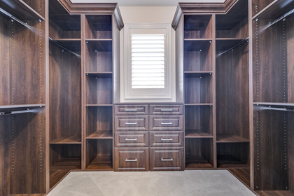 Master Walk-In Closet with Organizer - 95 North Park Blvd, Oakville - Elite3 & Team at 95 Park Boulevard, Rural Oakville, Oakville