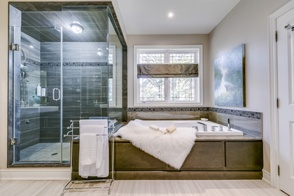 Master Ensuite - 5041 Lakeshore Rd, Burlington - Elite3 & Team at 5041 Lakeshore Road, Appleby, Burlington Master Ensuite - 5041 Lakeshore Rd, Burlington - Elite3 & Team at 5041 Lakeshore Road, Appleby, Burlington