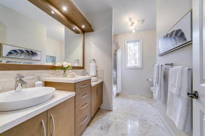 Main Bathroom - 5041 Lakeshore Rd, Burlington - Elite3 & Team at 5041 Lakeshore Road, Appleby, Burlington Main Bathroom - 5041 Lakeshore Rd, Burlington - Elite3 & Team at 5041 Lakeshore Road, Appleby, Burlington